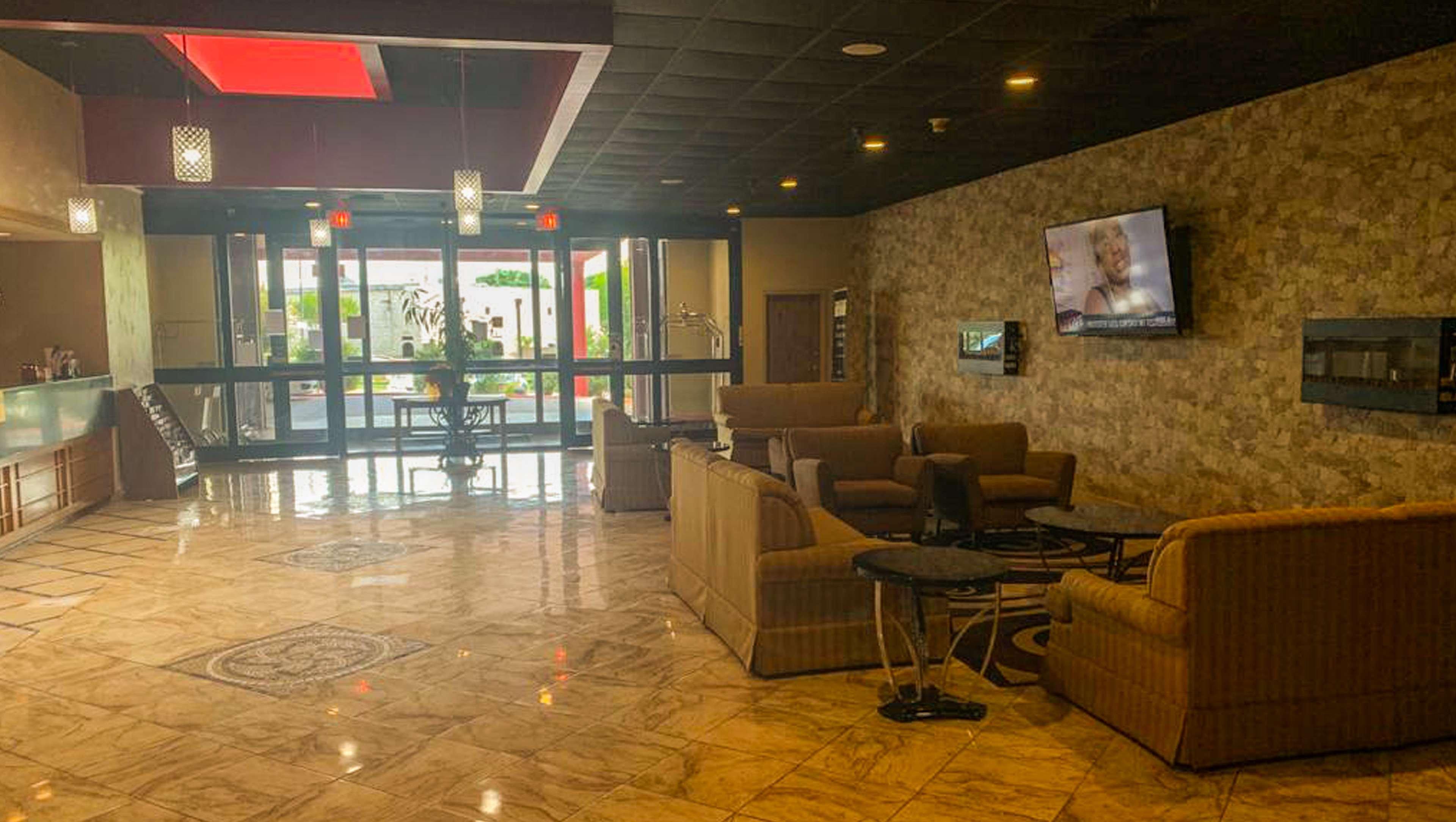 Magnuson Grand Desoto Hotel Екстериор снимка