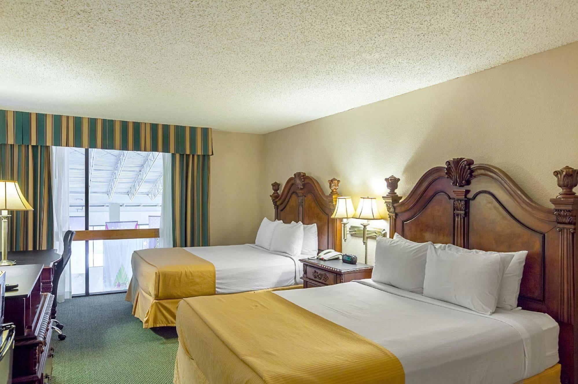 Magnuson Grand Desoto Hotel Екстериор снимка