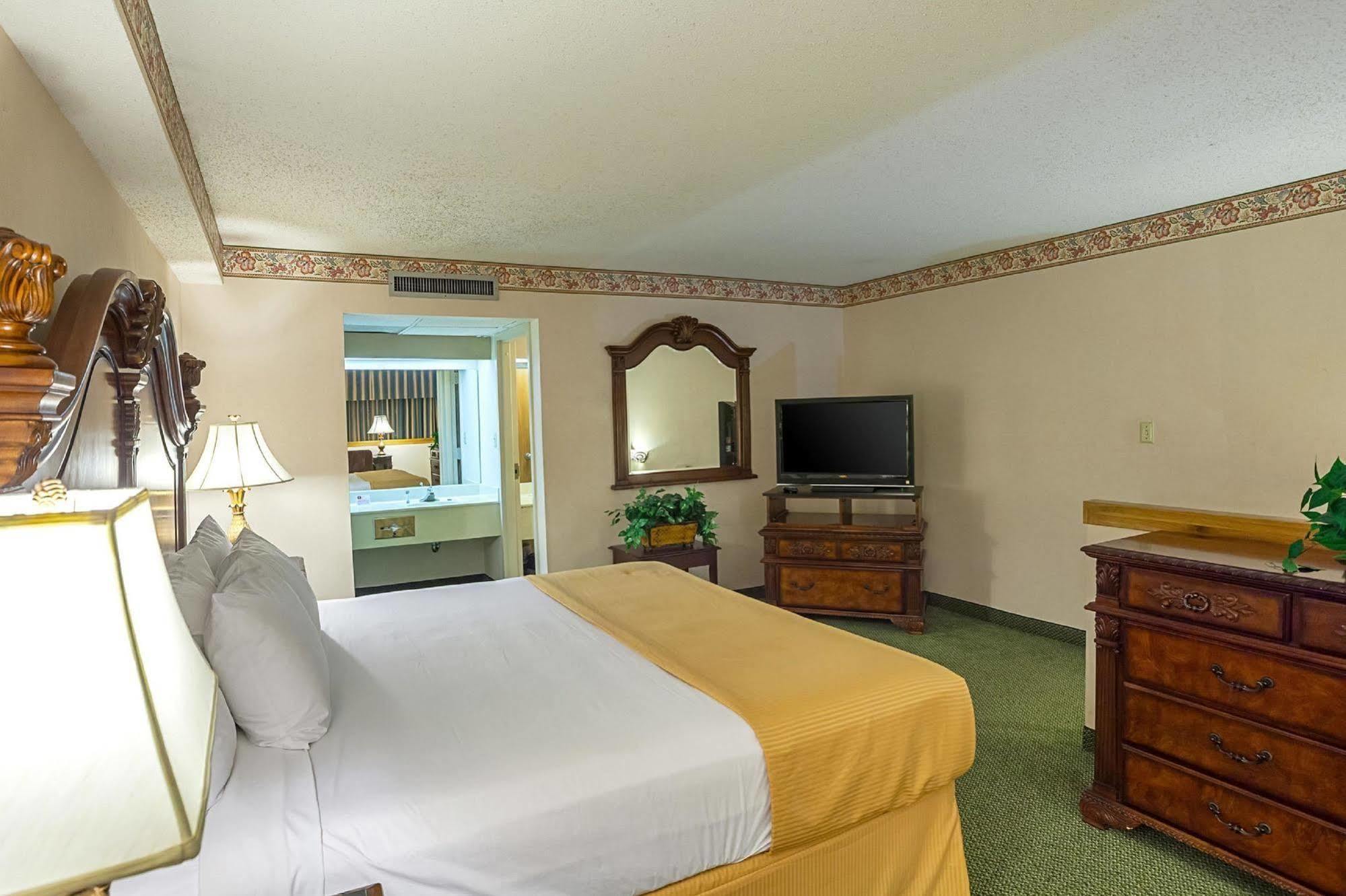 Magnuson Grand Desoto Hotel Екстериор снимка