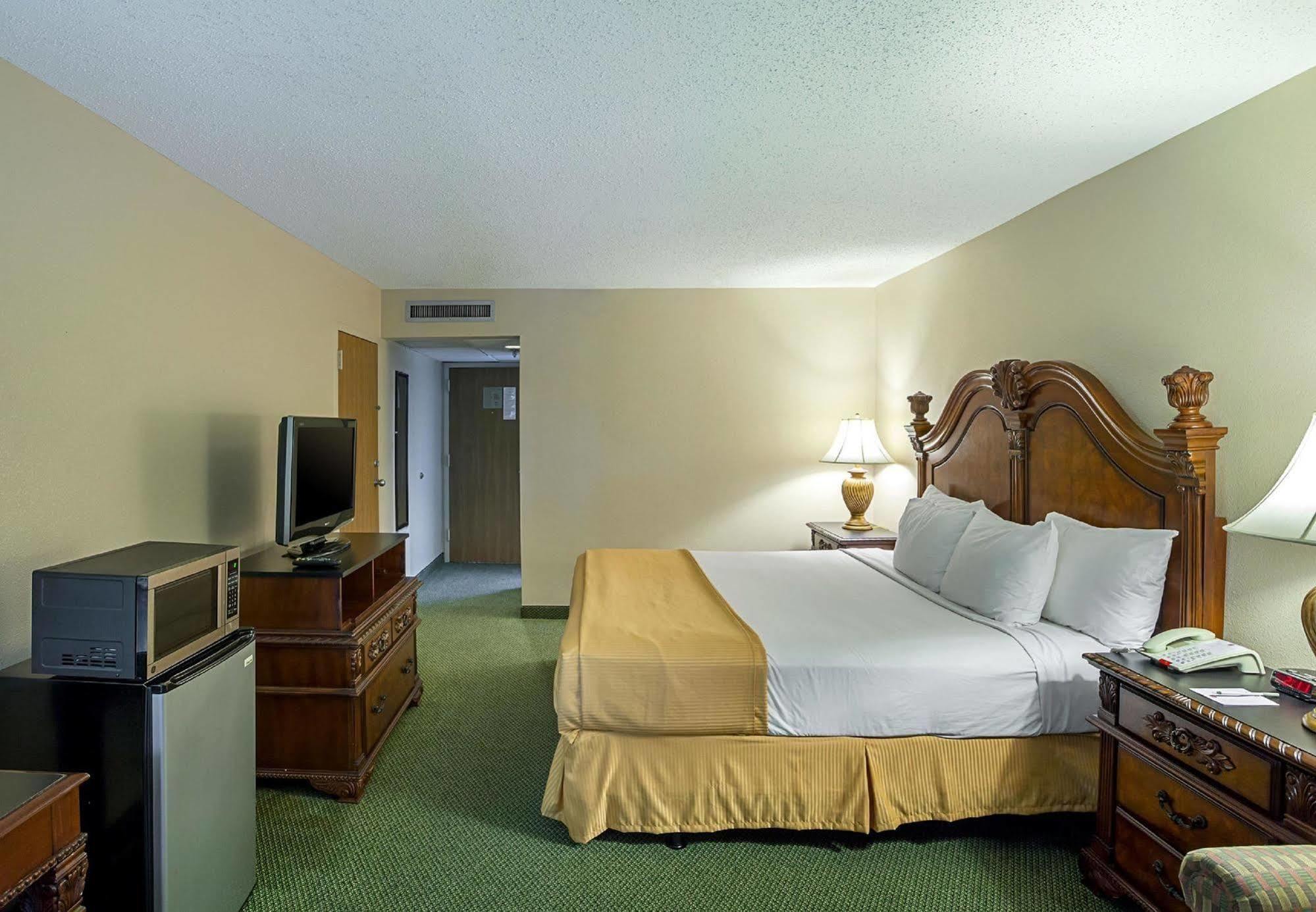 Magnuson Grand Desoto Hotel Екстериор снимка