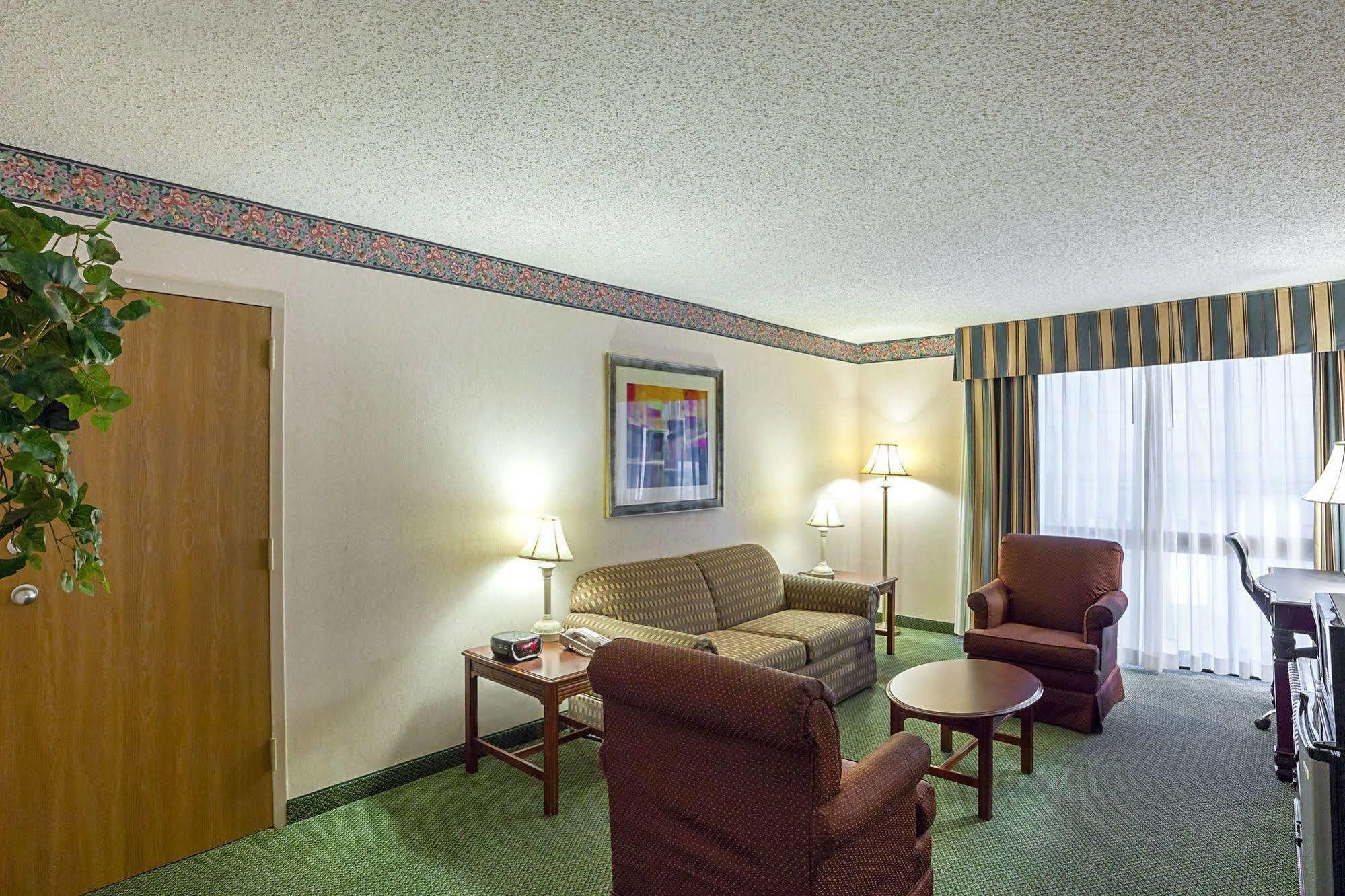 Magnuson Grand Desoto Hotel Екстериор снимка