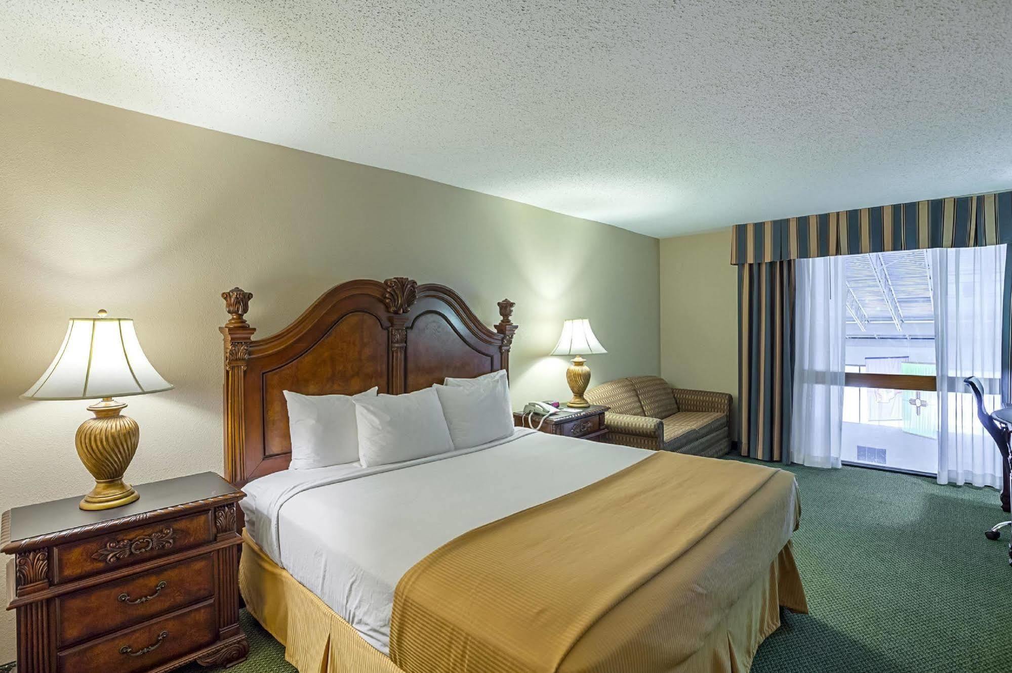 Magnuson Grand Desoto Hotel Екстериор снимка